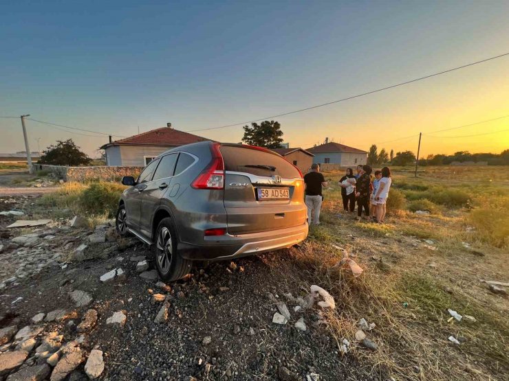 Lastiği patlayan cip şarampole düştü: 3 yaralı