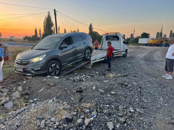 Lastiği patlayan cip şarampole düştü: 3 yaralı