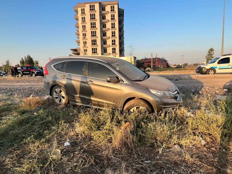 Lastiği patlayan cip şarampole düştü: 3 yaralı