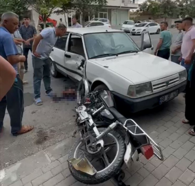 Otomobille çarpışan motosiklet sürücüsü ağır yaralandı