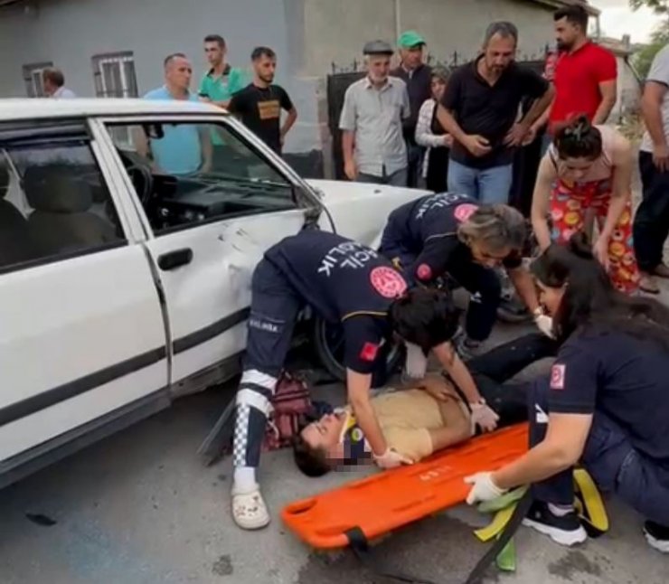 Otomobille çarpışan motosiklet sürücüsü ağır yaralandı