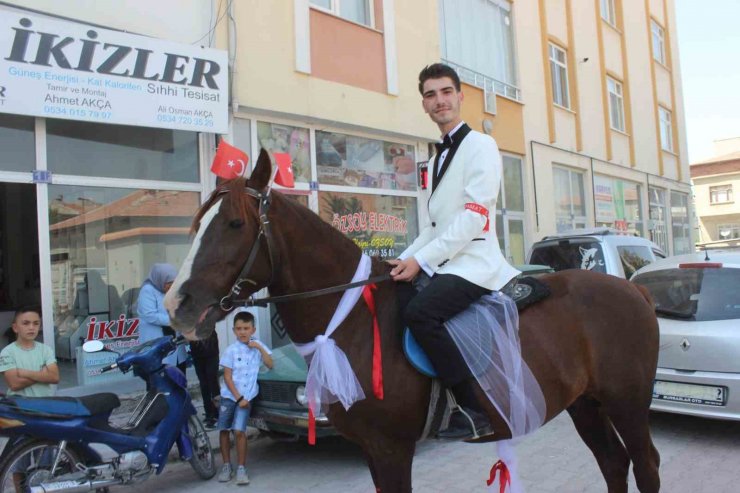 Vinçle evlilik teklif etti, gelin almaya at üstünde geldi