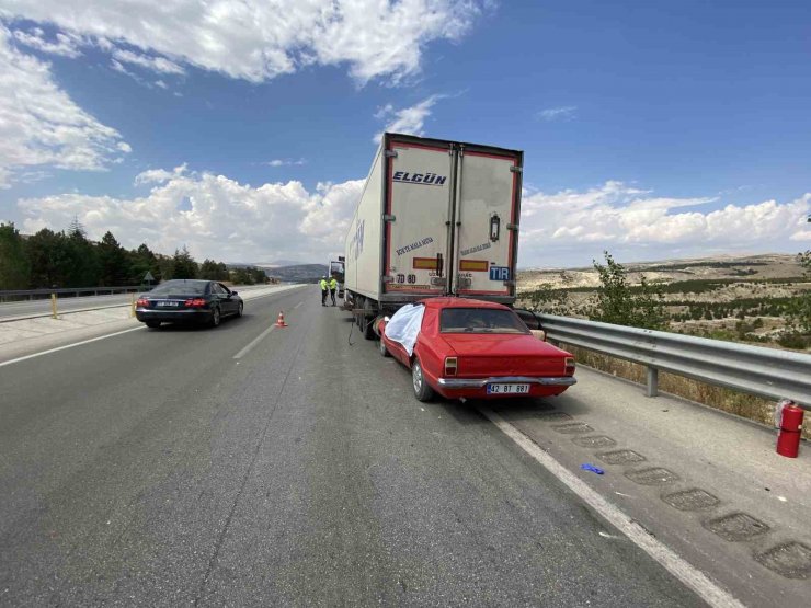 Otomobil tıra arkadan çarptı: 1 ölü, 1 yaralı