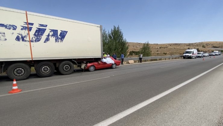 Otomobil tıra arkadan çarptı: 1 ölü, 1 yaralı