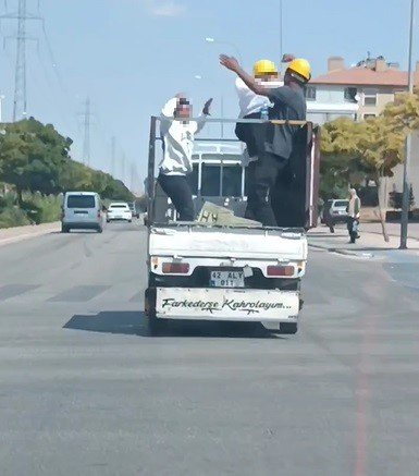 Baretli işçilerin kamyonet kasasında oynaması kamerada