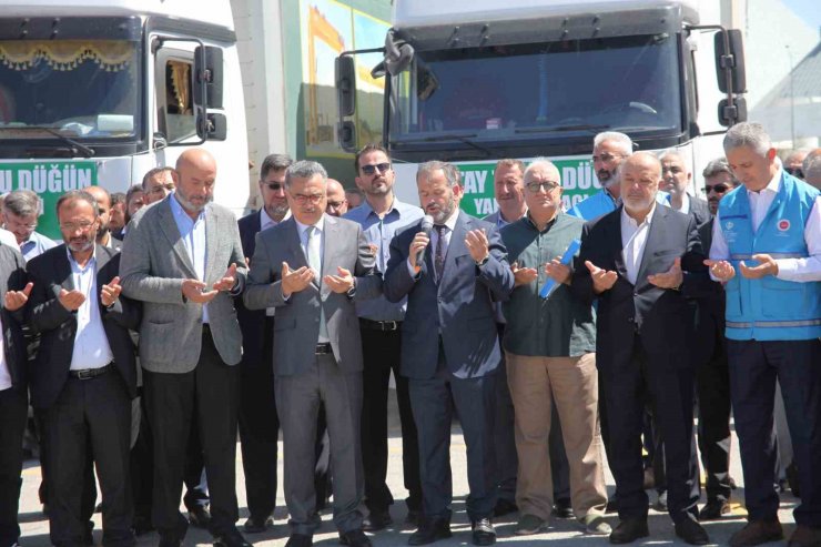 Konya’dan Hatay’a 100 çiftin düğünü için çeyiz yardımları tırlarla yola çıktı