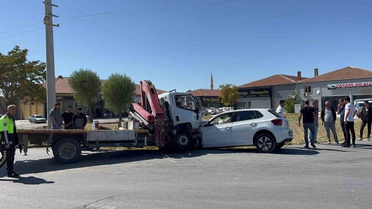 Vinç ile otomobil kafa kafaya çarpıştı, 1 kişi yaralandı: Kaza anı kamerada