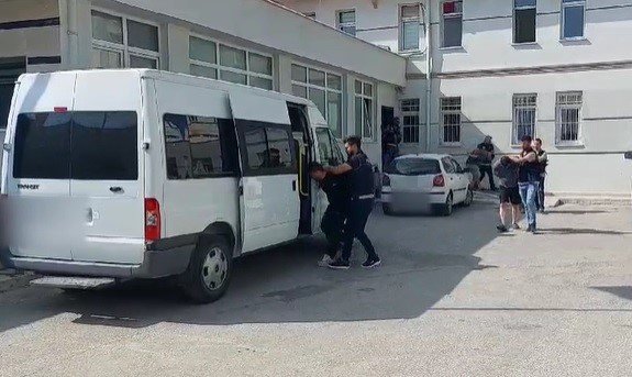 Konya’da uyuşturucu tacirlerine operasyon: 6 kilo eroin, binlerce hap ele geçirildi