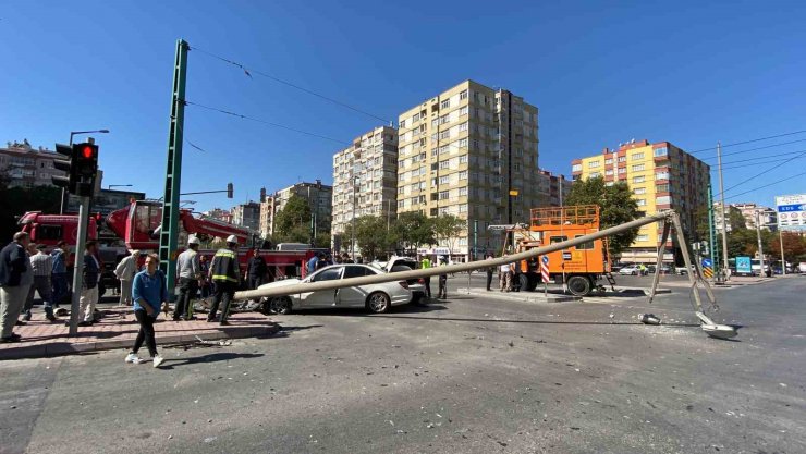 Otomobilin çarptığı direk, tramvay hattının tellerine devrildi: 1 yaralı