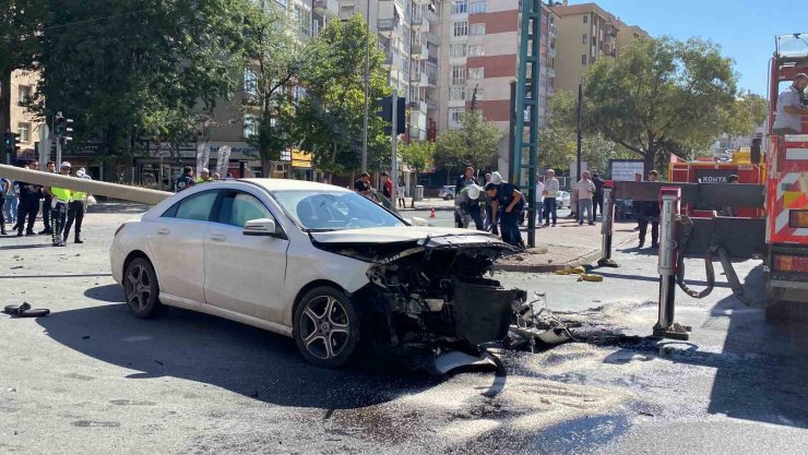 Otomobilin çarptığı direk, tramvay hattının tellerine devrildi: 1 yaralı