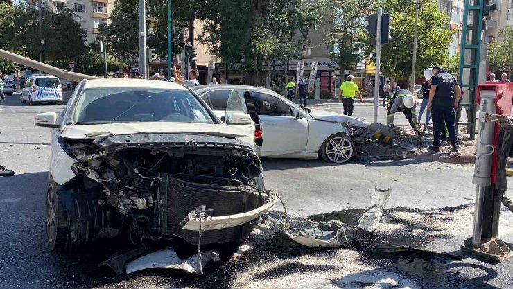 Otomobilin çarptığı direk, tramvay hattının tellerine devrildi: 1 yaralı