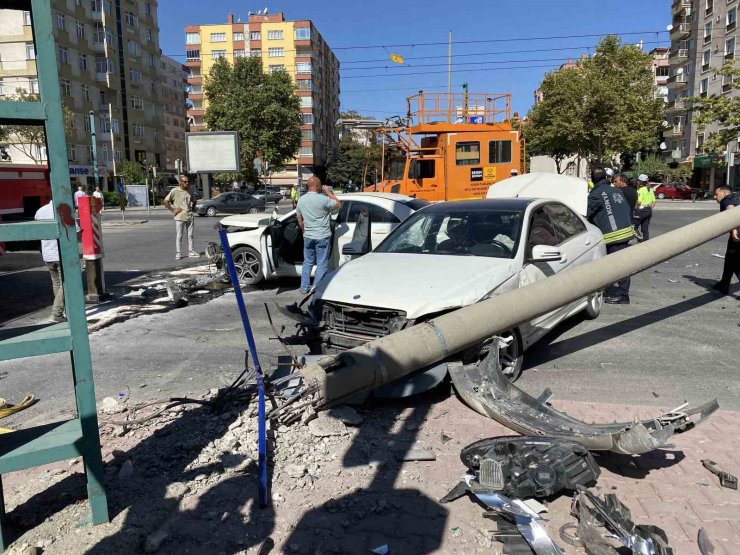 Otomobilin çarptığı direk, tramvay hattının tellerine devrildi: 1 yaralı