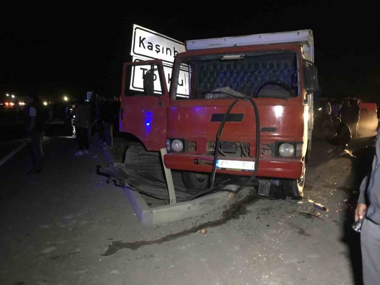 Yolcu indiren araca kamyon çarptı: Kasadan savrulan 2 kişi öldü, 8 kişi yaralandı