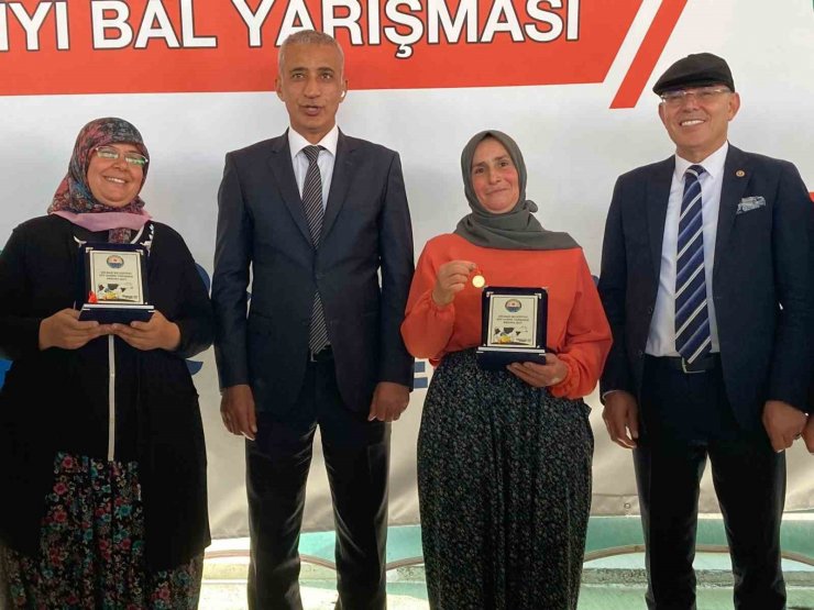 Süt sağma yarışmasında renkli görüntüler yaşandı