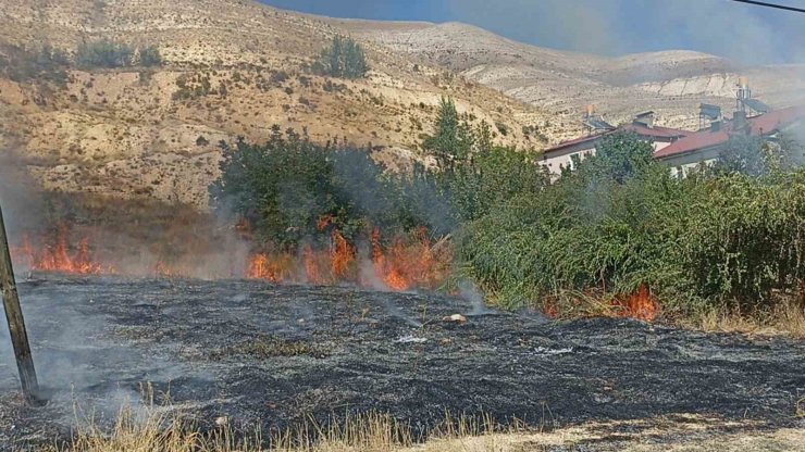 Patlayan lastik az kalsın evleri kül ediyordu