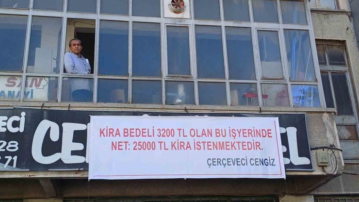 Kiraya yüzde 500 zam isteyen iş yeri sahibine dükkana astığı pankartla isyan etti