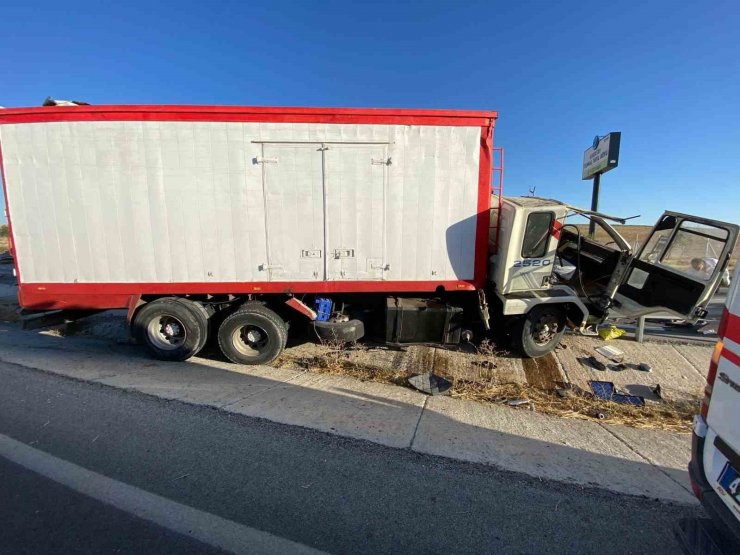 Konya’da kamyon bariyerlere çarptı: 1 ölü, 1 yaralı