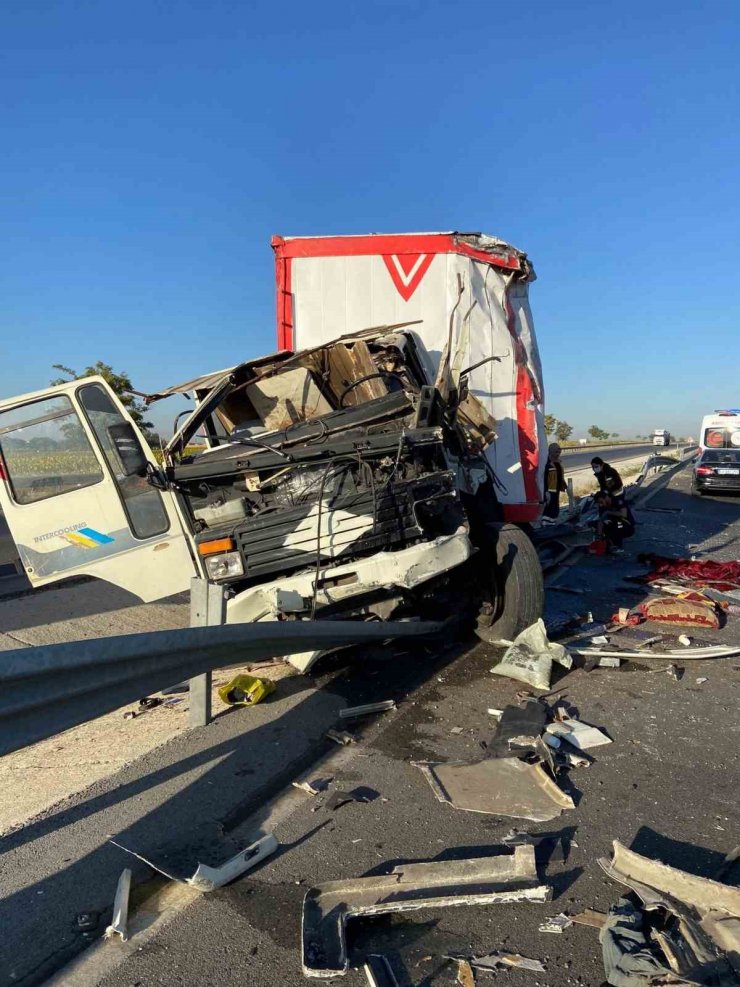 Konya’da kamyon bariyerlere çarptı: 1 ölü, 1 yaralı