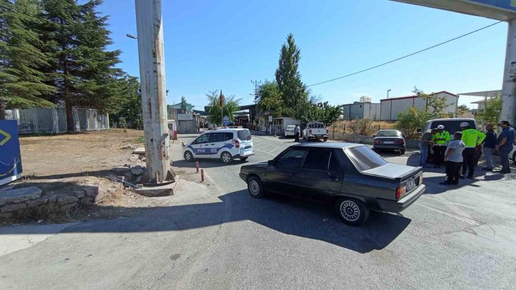 Hareket halindeki kamyona binmek isterken canından oldu