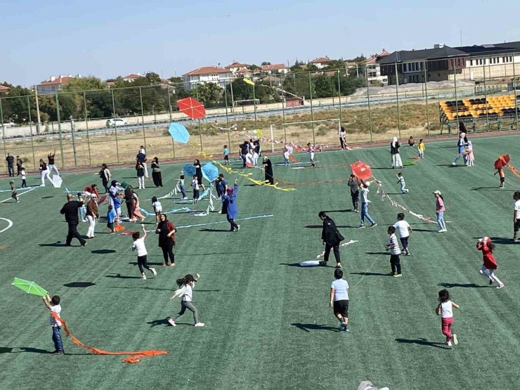 Kulu’da çocuklara uçurtma şenliği