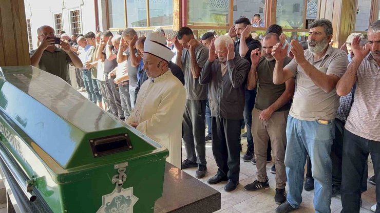 Yangında saklandığı dolapta can veren kız çocuğu son yolculuğuna uğurlandı