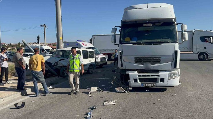 Aksaray’da tır ile hafif ticari araç çarpıştı: 2 yaralı