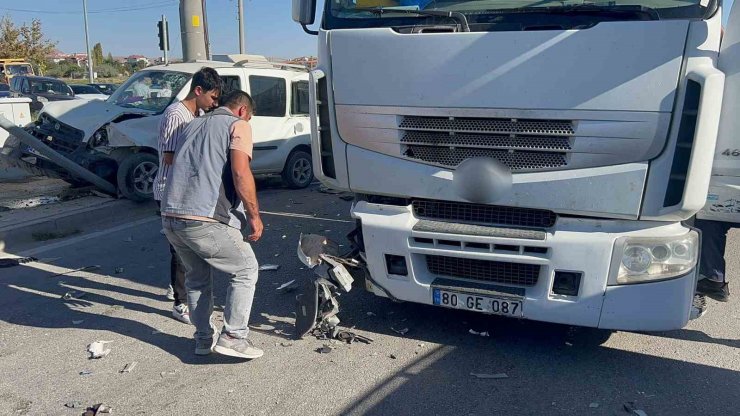 Aksaray’da tır ile hafif ticari araç çarpıştı: 2 yaralı