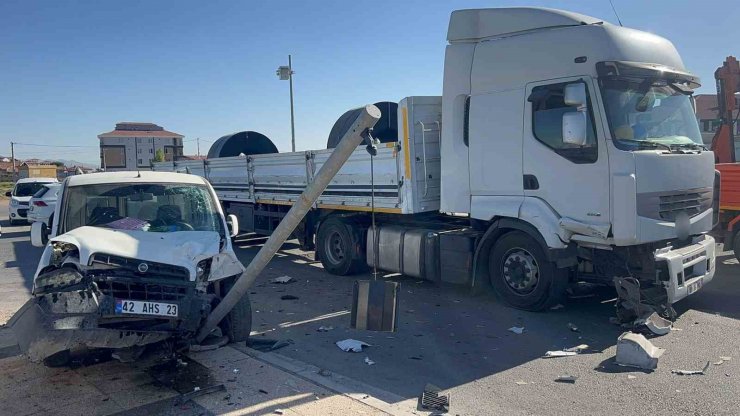 Aksaray’da tır ile hafif ticari araç çarpıştı: 2 yaralı