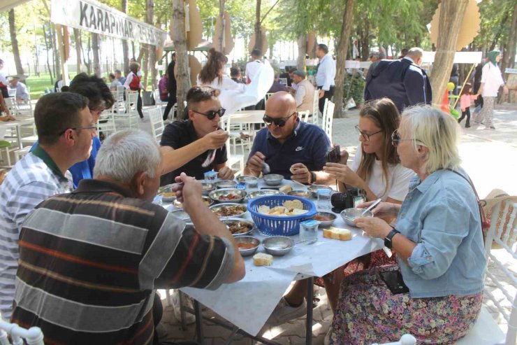 Fransız turistler Meke Gölü’nde kamp yapıp düğüne katıldı