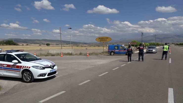 Aksaray’da jandarma ekipleri trafiği helikopterle denetliyor