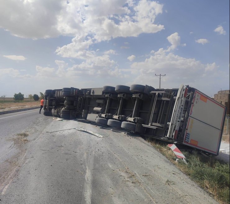 Konya’da tır devrildi: 1 yaralı