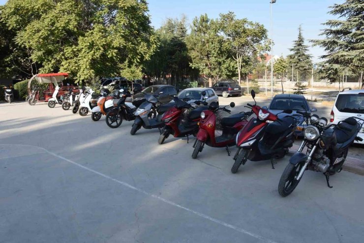 Polisin baskın yaptığı evden 1,5 milyon liralık çalıntı bisiklet ve motosiklet çıktı