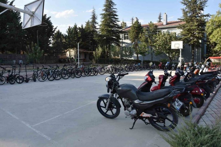 Polisin baskın yaptığı evden 1,5 milyon liralık çalıntı bisiklet ve motosiklet çıktı