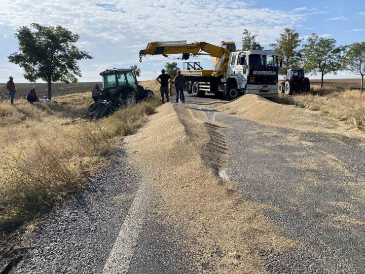 Konya’da traktör devrildi, römorktaki arpa yola saçıldı