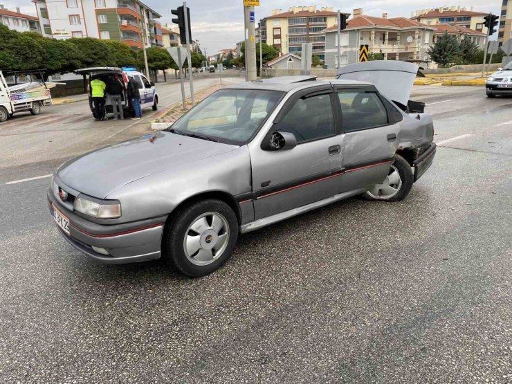 Lüks araç kırmızı ışıkta bekleyen otomobile çarptı: 3 yaralı