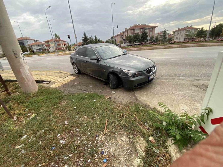 Lüks araç kırmızı ışıkta bekleyen otomobile çarptı: 3 yaralı