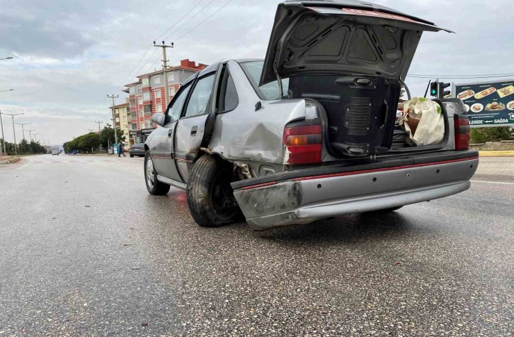 Lüks araç kırmızı ışıkta bekleyen otomobile çarptı: 3 yaralı