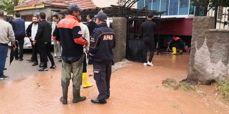 Aksaray’da 4 çocuk tavana kadar sel suyuyla dolan odada kaldı