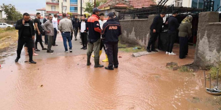 Aksaray’da 4 çocuk tavana kadar sel suyuyla dolan odada kaldı