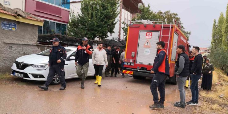 Aksaray’da 4 çocuk tavana kadar sel suyuyla dolan odada kaldı