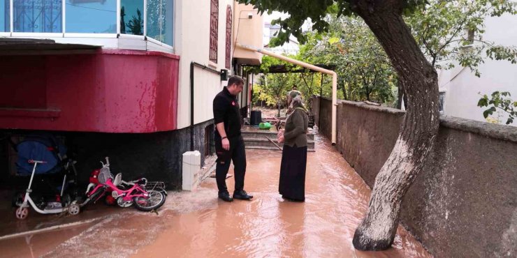 Aksaray’da 4 çocuk tavana kadar sel suyuyla dolan odada kaldı