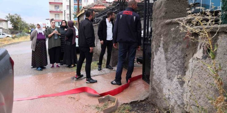 Aksaray’da 4 çocuk tavana kadar sel suyuyla dolan odada kaldı