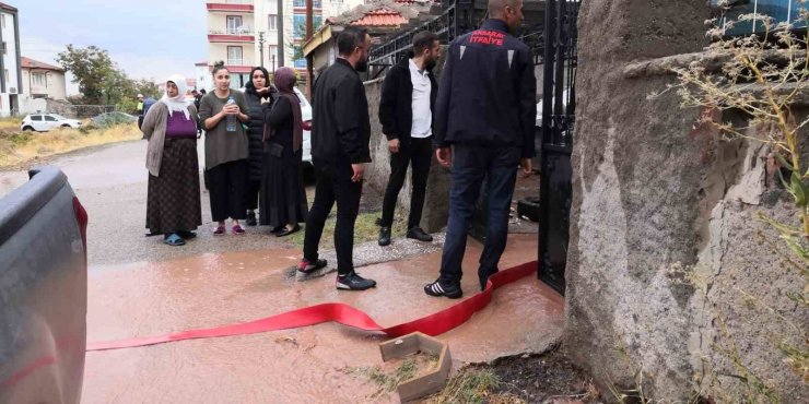 Aksaray’da 4 çocuk tavana kadar sel suyuyla dolan odada kaldı