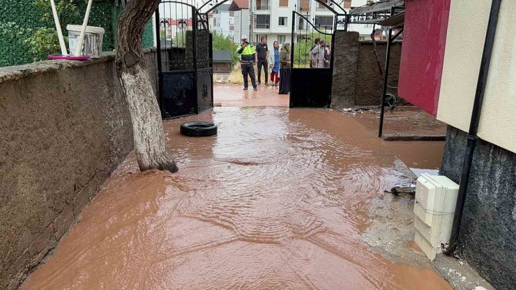 Aksaray’da 4 çocuk tavana kadar sel suyuyla dolan odada kaldı