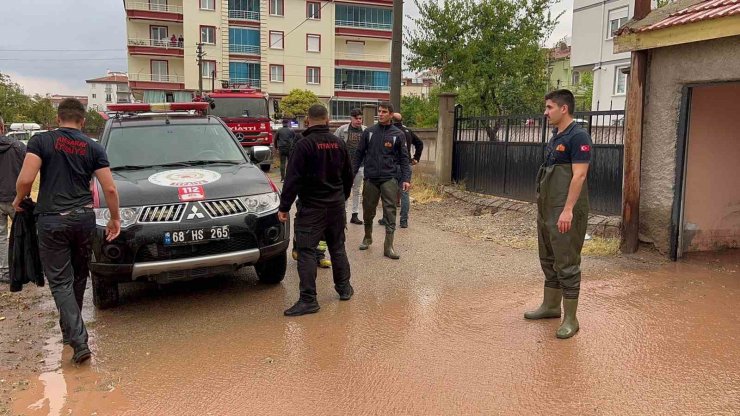 Aksaray’da 4 çocuk tavana kadar sel suyuyla dolan odada kaldı