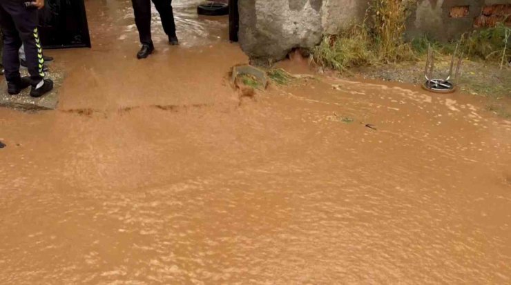 Aksaray’da 4 çocuk tavana kadar sel suyuyla dolan odada kaldı