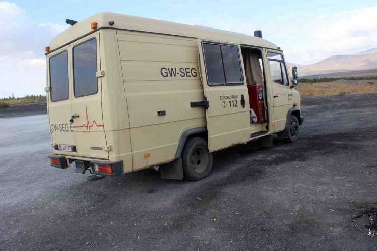 Eski ambulansı karavanaya çeviren Belçikalı turist, Meke Gölü’nde mola verdi