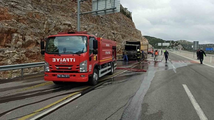 Kireç taşı yüklü hafriyat kamyonu seyir halindeyken yandı