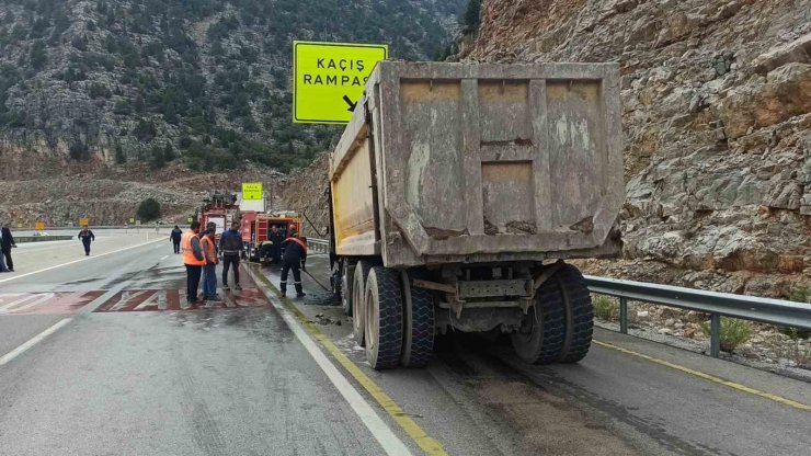 Kireç taşı yüklü hafriyat kamyonu seyir halindeyken yandı