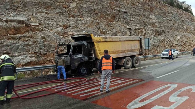 Kireç taşı yüklü hafriyat kamyonu seyir halindeyken yandı